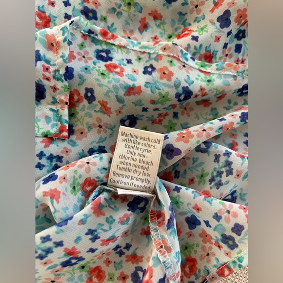 LC Lauren Conrad Floral V-Neck Button Down Blouse - Picture 9 of 9